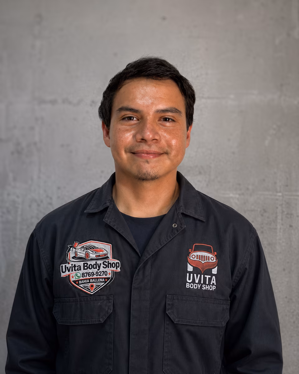 Fabricio Ríos Ortíz — owner of Uvita Body Shop, in the booth